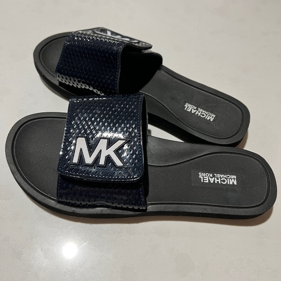 NWOT Michael Kors Slides - Picture 5 of 7